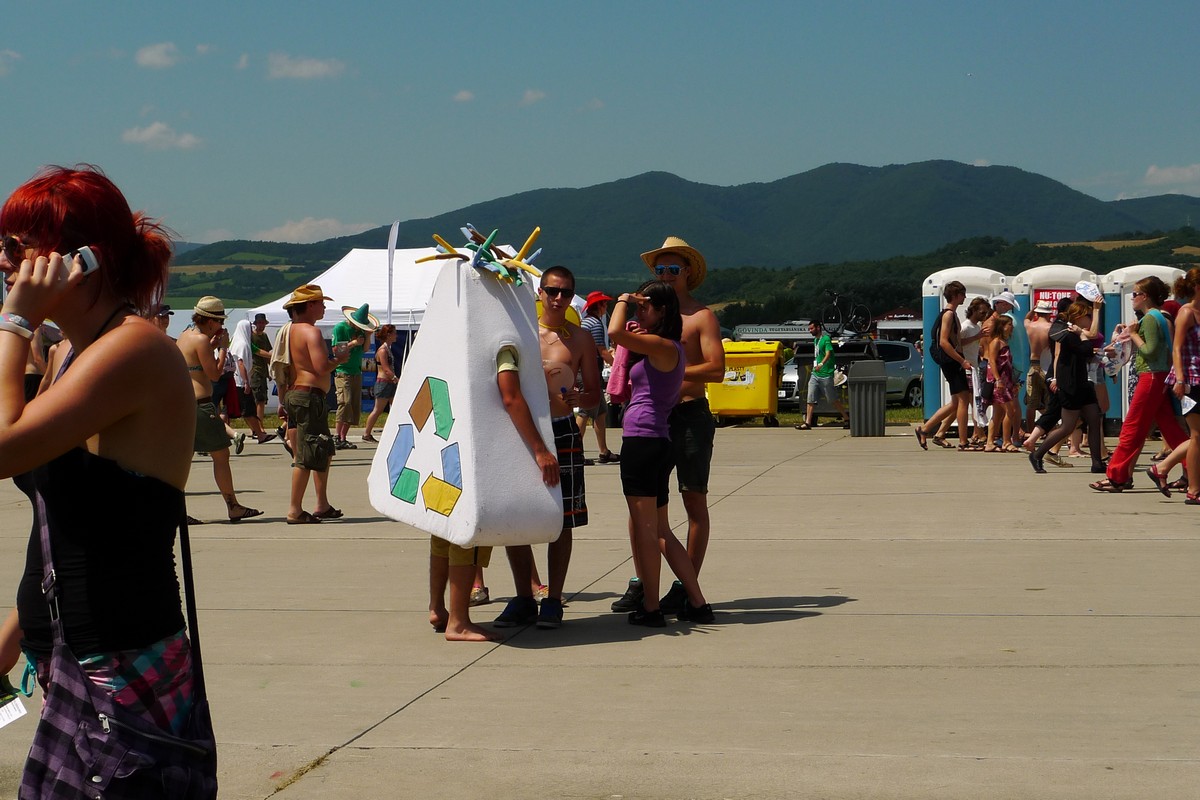 Náš maskot Recyklačko zabáva účastníkov a informuje o správnom triedení odpadov. 