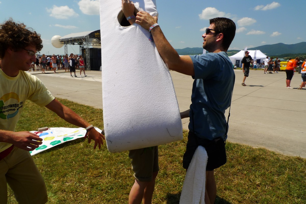 Náš maskot Recyklačko zabáva účastníkov a informuje o správnom triedení odpadov. 